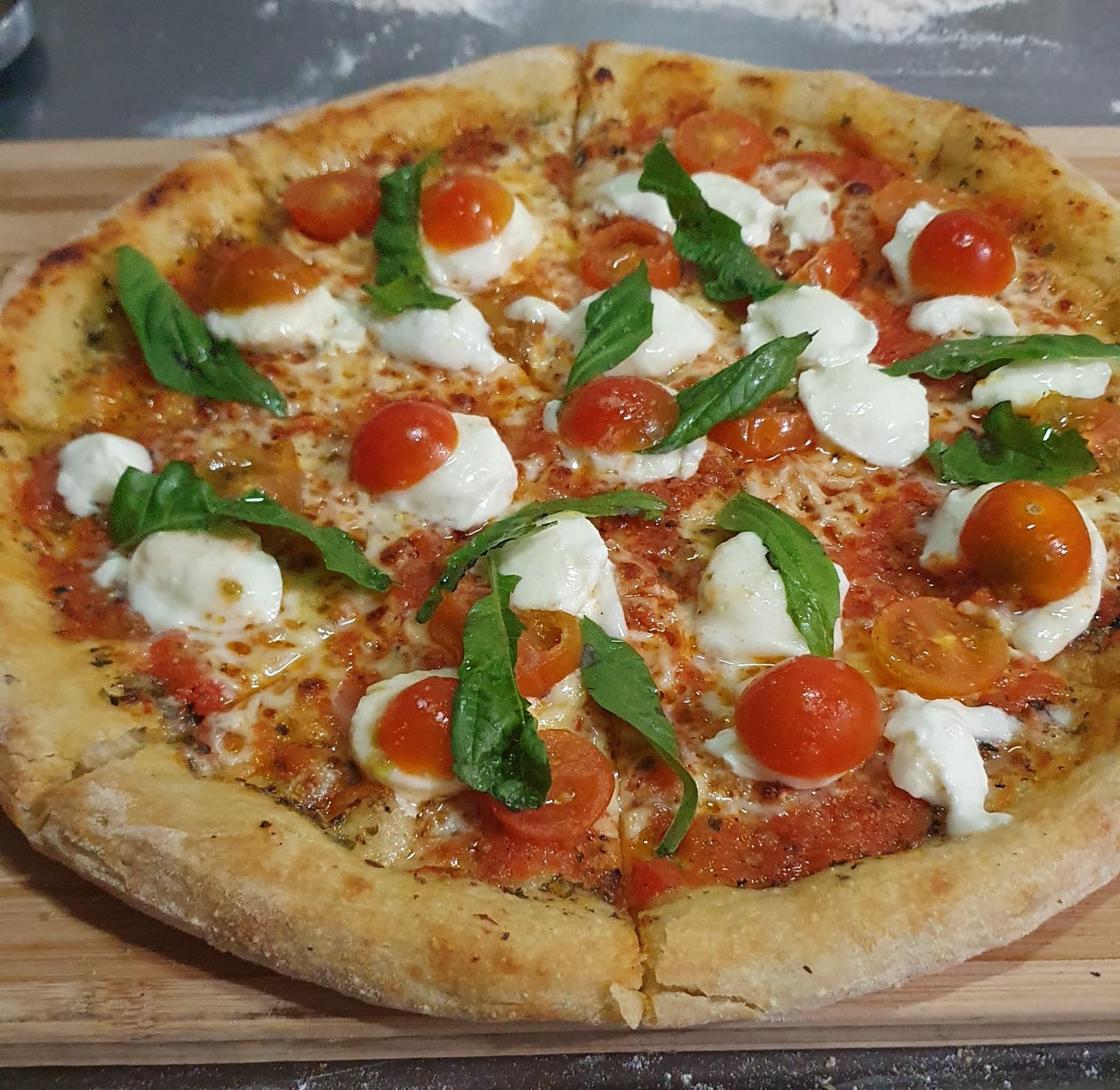 Margherita Bufalina con bocconcini y albahaca